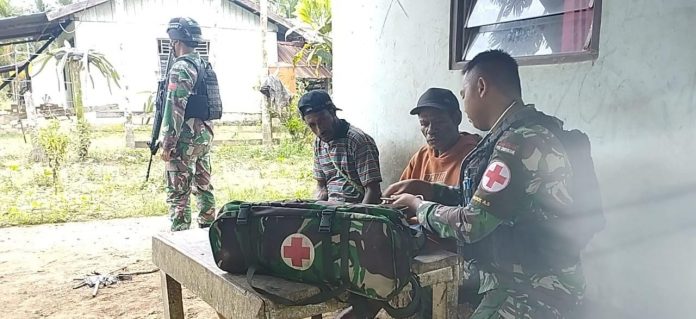 FOTO: Satgas Yonif 132/BS melaksanakan kegiatan pelayanan kesehatan gratis bagi masyarakat Kampung Sawiyatami, Distrik Mannem, Kabupaten Keerom, Provinsi Papua, Jumat (31/03/2023).