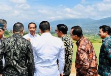 Ini Tanggapan Presiden Jokowi Terkait 2 Kepala Daerah Tolak Timnas Israel di Indonesia FOTO: Presiden RI Joko Widodo (Jokowi) bersama para menteri saat meresmikan Kawasan Ekonomi Khusus (KEK) Lido yang berlokasi di Desa Watesjaya, Kecamatan Cigombong, Kabupaten Bogor, Jawa Barat, Jumat (31/03/2023).