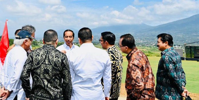 FOTO: Presiden RI Joko Widodo (Jokowi) bersama para menteri saat meresmikan Kawasan Ekonomi Khusus (KEK) Lido yang berlokasi di Desa Watesjaya, Kecamatan Cigombong, Kabupaten Bogor, Jawa Barat, Jumat (31/03/2023).