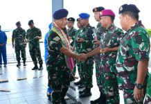 Tatap Muka Prajurit Petarung Yonmarhanlan VI/Mks Dengan Panglima Komando Armada II FOTO: Panglima Komando Armada (Pangkoarmada) II Laksamana Muda TNI Maman Firmansyah saat tiba di Gedung Hasanuddin Lantamal VI Makassar, Jalan Yos Sudarso No.308 Ujung Tanah, Kota Makassar. Kamis (30/03/2023).