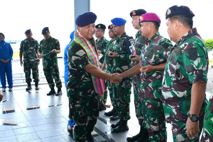 FOTO: Panglima Komando Armada (Pangkoarmada) II Laksamana Muda TNI Maman Firmansyah saat tiba di Gedung Hasanuddin Lantamal VI Makassar, Jalan Yos Sudarso No.308 Ujung Tanah, Kota Makassar. Kamis (30/03/2023).