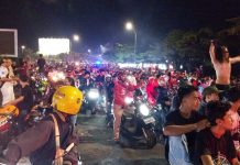Juara Liga BRI, LOC PSM Berharap Musim Depan ada Stadion di Makassar FOTO: Ratusan warga dan suporter gelar pawai kemenangan usai Madura United kalah berhadapan PSM Makassar. Sabtu (1/4)