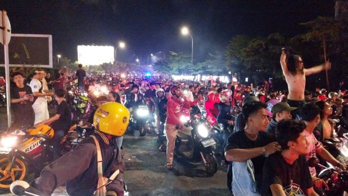 FOTO: Ratusan warga dan suporter gelar pawai kemenangan usai Madura United kalah berhadapan PSM Makassar. Sabtu (1/4)