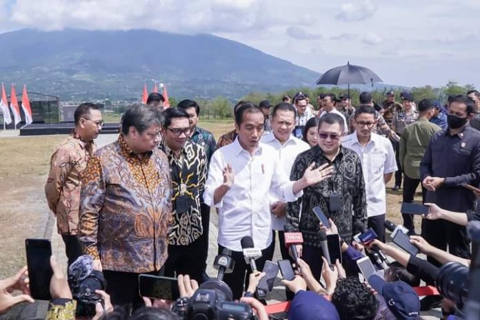 FOTO: Presiden Joko Widodo didampingi Menko Ekonomi Airlangga Hartarto saat memberi keterangan persnya usai meresmikan Kawasan Ekonomi Khusus (KEK) Lido di Bogor, Jumat (31/3/2023). (ist)