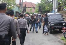 AMP Bentrok dengan PGN Bali, BARAK dan BMI: Mereka Sudah Masif, Polri TNI Harus Bersinergi dengan Rakyat, Lawan! FOTO: Bentrok AMP dan Patriot Garuda Nusantara Bali. Polisi masih siaga di seputaran Kampus Unud, Jalan Sudirman, Denpasar. Sabtu (1/4)