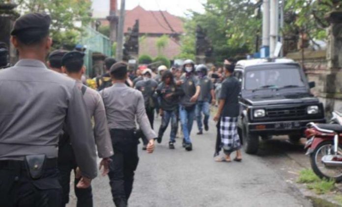 FOTO: Bentrok AMP dan Patriot Garuda Nusantara Bali. Polisi masih siaga di seputaran Kampus Unud, Jalan Sudirman, Denpasar. Sabtu (1/4)