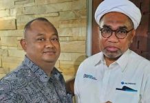Ngabalin Jadi Sasaran Warga +62, Diduga Gunakan Jam Tangan Seharga Rp 2.5 Milyar FOTO: Tenaga Ahli Utama Kantor Staf Presiden Republik Indonesia, Ali Mochtar Ngabalin nampak tangan kirinya diduga menggunakan jam merk Patek Philippe Nautilus seharga Rp 2,5 M (Sumber foto akun Twitter @PartaiSocmed)