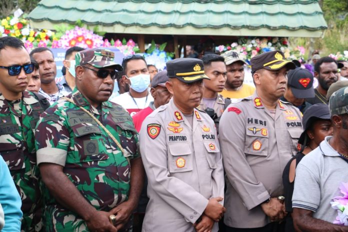 FOTO: Dandim 1702/JWY Letkol Cpn Athenius Murip.S.H.,M.H., turut serta menghadiri pemakaman Almarhumah Ibu Lilly Sada Tabo istri Bupati Mamberamo Raya Dr.Hc.Jhon Tabo.,SE.Mba., Bertempat di Tempat Pemakaman Umum Elekma, Jl.Trans Wamena-Habema, Distrik Napua, Kabupaten Jayawijaya, Provinsi Papua Pegunungan, Kamis (30/03/2023).