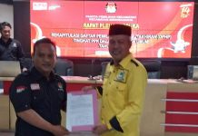 Jumlah Pemilih Bertambah, Terima DPS, Pimcam Biringkanaya: Siap Menangkan Partai Golkar FOTO: Pimcam Biringkanaya Andi Lukmanul Hakim saat menerima DPS dari KPU Kota Makassar. Sabtu 1 April 2023.