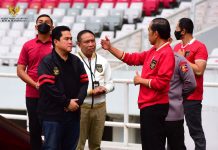 Soal Surat FIFA ke PSSI, Jokowi: Mohon Maaf tidak Bisa Saya Jelaskan FOTO: Presiden Jokowi didampingi Ketua Umum PSSI Erick Thohir bertemu dengan para pemain Timnas Indonesia U-20, Sabtu (01/04/2023), di Stadion GBK, Jakarta. (Foto: Humas Setkab/Rahmat)