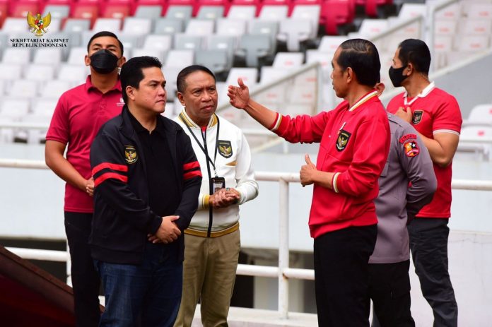 FOTO: Presiden Jokowi didampingi Ketua Umum PSSI Erick Thohir bertemu dengan para pemain Timnas Indonesia U-20, Sabtu (01/04/2023), di Stadion GBK, Jakarta. (Foto: Humas Setkab/Rahmat)