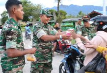 Indahnya Berbagi, Kodim 1702/JWY Bagikan Takjil Buka Puasa Kepada Masyarakat Wamena FOTO: Kodim 1702/JWY membagikan takjil buka puasa kepada masyarakat dan Anggota Kodim 1702/JWY, Bertempat di Masjid Baitullrohim Kodim 1702/JWY, Jl. Yos Sudarso, Distrik Wamena, Kabupaten Jayawijaya, Provinsi Papua Pegunungan.(31/03/2023)