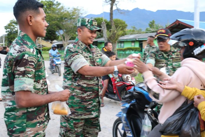 FOTO: Kodim 1702/JWY membagikan takjil buka puasa kepada masyarakat dan Anggota Kodim 1702/JWY, Bertempat di Masjid Baitullrohim Kodim 1702/JWY, Jl. Yos Sudarso, Distrik Wamena, Kabupaten Jayawijaya, Provinsi Papua Pegunungan.(31/03/2023)