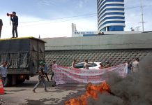 Aktivis Mahasiswa Desak Tim Saber Pungli Kejati Sulsel Periksa Direktur PD Pasar Beserta Jajarannya FOTO: Aksi unjuk rasa aktivis Kejam Sulsel di gedung Kejaksaan Tinggi Sulawesi Selatan Jl. Urip Sumoharjo Km. 4 Makassar.
