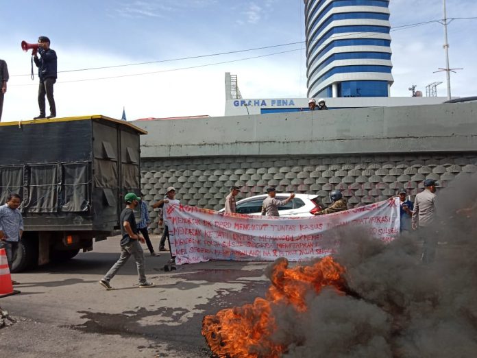 FOTO: Aksi unjuk rasa aktivis Kejam Sulsel di gedung Kejaksaan Tinggi Sulawesi Selatan Jl. Urip Sumoharjo Km. 4 Makassar.