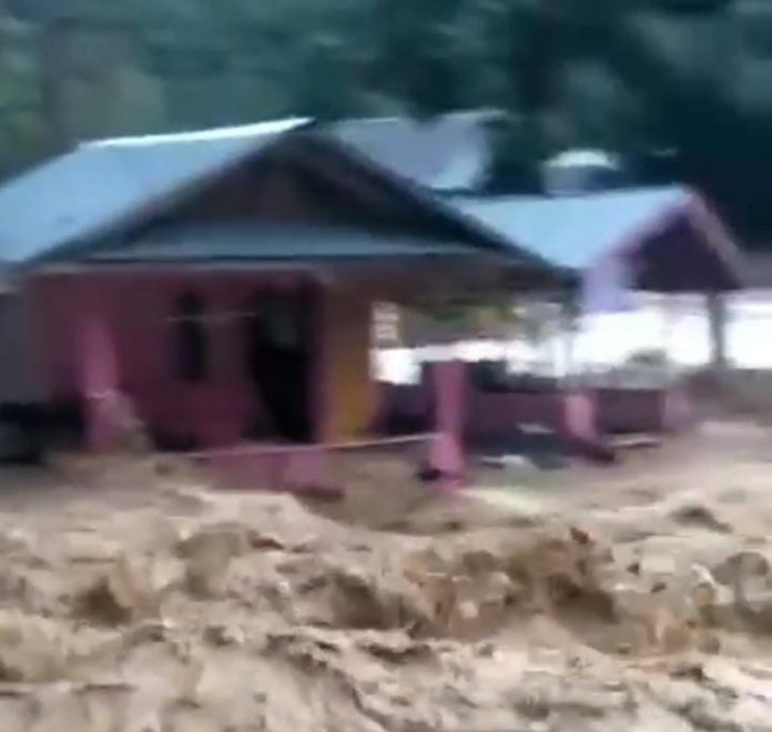 FOTO: tangkap layar Luapan air sungai Suso di Kecamatan Bajo Barat, Kabupaten Luwu. Minggu (2/4/2023)