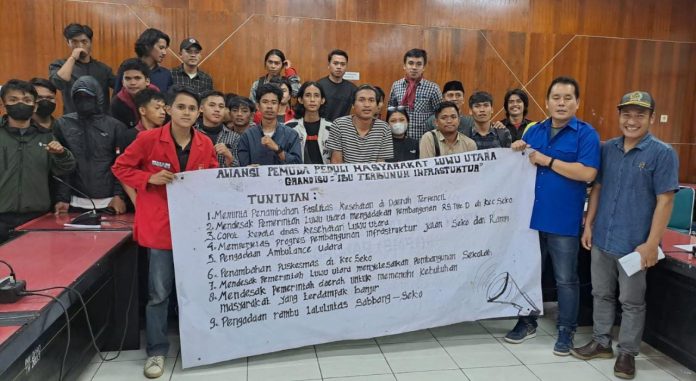 Puluhan Pemuda dan Mahasiswa yang tergabung dalam Aliansi Pemuda Peduli Masyarakat (APPM) Luwu Utara kembali melakukan aksi demonstrasi di depan Kantor DPRD Kabupaten Luwu Utara, Senin (03/04).