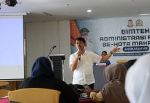 dr Udin Malik Ajak RT/RW Peka Atas Kerawanan Sosial FOTO: dr. Udin Ketua Forum Kemanusian Kota Makassar (FKKM) menggelar Bimtek Administrasi RT/RW se-Kota Makassar Angkatan VIII, di Karebosi Premier Hotel, Senin (03/04).