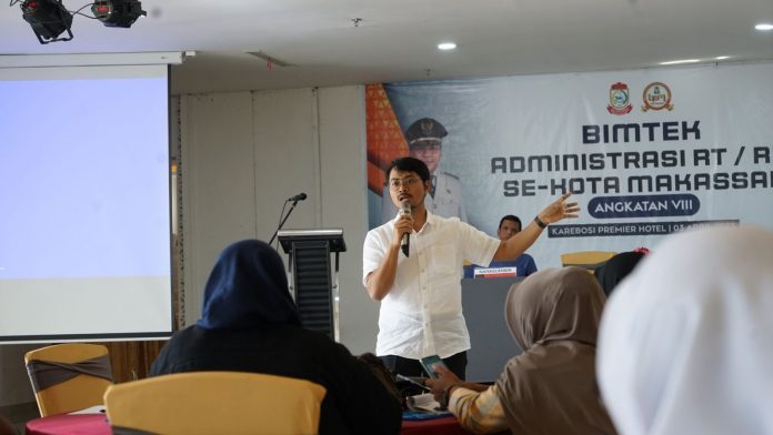 FOTO: dr. Udin Ketua Forum Kemanusian Kota Makassar (FKKM) menggelar Bimtek Administrasi RT/RW se-Kota Makassar Angkatan VIII, di Karebosi Premier Hotel, Senin (03/04).