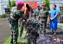 Danyonmarhanlan VI Makassar Pimpin Upacara Kenaikan Pangkat Prajurit Petarung FOTO: Komandan Batalyon Marinir Pertahanan Pangkalan (Danyonmarhanlan) VI Makassar Mayor Marinir Aris Moko memimpin upacara kenaikan pangkat "Prajurit Petarung" dilingkup Yonmarhanlan VI/Makassar. (3/4/2023)
