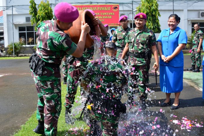 FOTO: Komandan Batalyon Marinir Pertahanan Pangkalan (Danyonmarhanlan) VI Makassar Mayor Marinir Aris Moko memimpin upacara kenaikan pangkat 