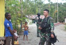 Kedekatan Satgas Yonif 132/BS Dengan Masyarakat Sawiyatami FOTO: Satgas Yonif 132/BS Pos Sawiyatami melaksanakan kegiatan anjangsana di Kp.Sawiyatami, Distrik Mannem, Kab.Keerom, Provinsi Papua, Minggu (02/04/2023).