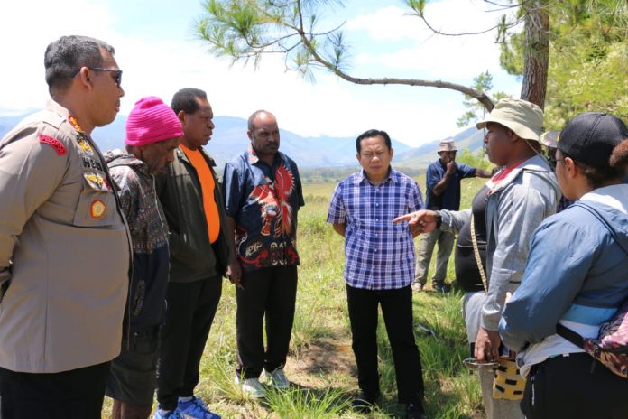 FOTO: Dandim 1702/JWY Letkol Cpn Athenius Murip.S.H.,M.H. Bersama Pj. Gubernur Papua Pegunungan Nikolaus Kondomo, S.H., M.Si. Meninjau lokasi pembangunan kantor Gubernur Provinsi Papua Pegunungan, Jl.Wouma-Walesi, Kampung Walesi, Distrik Walesi, Kabupaten Jayawijaya, Minggu (02/04/2023)