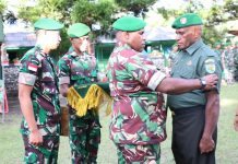 Bertambah Motivasi dalam Mengabdi, Dandim 1702/JWY Gelar Upacara Corp Raport Kenaikan Pangkat FOTO: Dandim 1702/JWY Letkol Cpn Athenius Murip.S.H.,M.H., Pimpin upacara corp raport kenaikan pangkat periode 1 April 2023 anggota Kodim 1702/JWY, bertempat di lapangan Kodim 1702/JWY, Jl. Yos Sudarso, Distrik Wamena, Kabupaten Jayawijaya, Provinsi Papua Pegunungan.(03/04/2023)