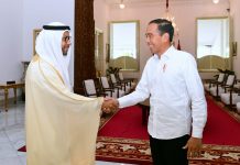 Presiden Jokowi Terima Kunjungan Dubes PEA untuk Indonesia FOTO: Presiden Jokowi menerima Duta Besar PEA untuk Republik Indonesia, Abdulla Salem Al Dhaheri, di Istana Merdeka, Jakarta, pada Selasa (04/04/2023). (Foto: BPMI Setpres/Muchlis Jr)
