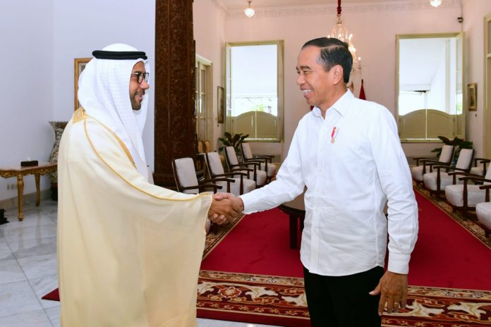 FOTO: Presiden Jokowi menerima Duta Besar PEA untuk Republik Indonesia, Abdulla Salem Al Dhaheri, di Istana Merdeka, Jakarta, pada Selasa (04/04/2023). (Foto: BPMI Setpres/Muchlis Jr)