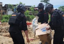 Kuli Bangunan Temukan Bom, Wadanden Gegana Polda Sultra: Masih Aktif FOTO: Personel Subden Jibom Detasemen Gegana Sat Brimobda Sultra saat mengamankan bom peninggalan Perang Dunia II. Selasa (4/4)