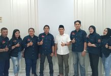 Ahmad Susanto dan YRFI Kolaborasi Kampanyekan Anti Balap Liar dan Tertib Lalu Lintas Selama Ramadhan FOTO: Ahmad Susanto menyambut kedatangan Yamaha Rider Federation Indonesia (YRFI) Kota Makassar, di Jl. Kumala No. 72, Senin (3/4/2023).