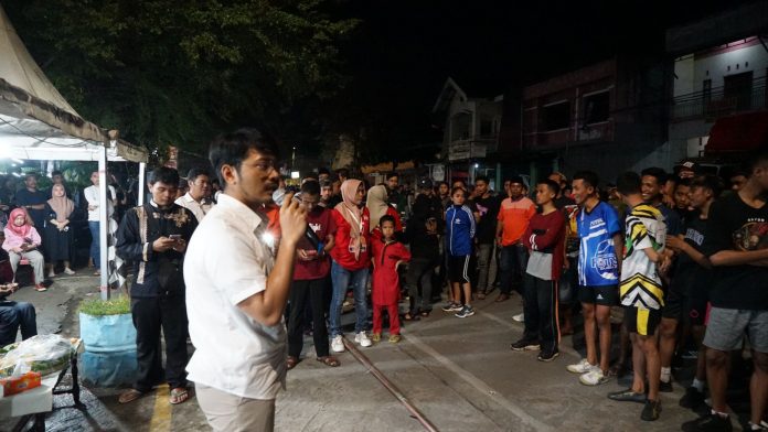 FOTO: Sekretaris KORMI Makassar, dr Udin Malik resmi membuka olahraga rekreasi masyarakat bertajuk Lantang Bangia Run Race di Kecamatan Tallo, Selasa (04/04) malam.