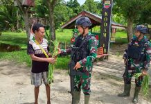 Panen Raya, Satgas Yonif 132/BS Bagikan Hasil Panen Kepada Masyarakat FOTO: Satgas Yonif 132/BS membagikan sayuran hasil panen secara gratis kepada masyarakat yang melintas di depan Pos Wambes yang terletak di Kampung (Kp) Wambes, Distrik Mannem, Kabupaten Keerom, Provinsi Papua, Selasa (04/04/2023).