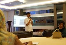 Ratusan Kader KB Beri Apresiasi Dokter Kita, dr Udin Malik Ajak Jadi Relawan FOTO: dr Udin Malik mensosialisasikan FKKM dan program-programnya di W Three Hotel, Rabu (05/03).