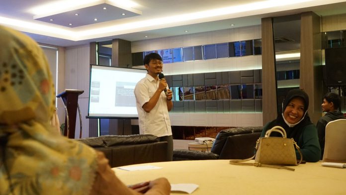 IMG-20230405-WA0152 FOTO: dr Udin Malik mensosialisasikan FKKM dan program-programnya di W Three Hotel, Rabu (05/03).