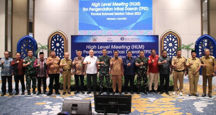 IMG-20230405-WA0174 FOTO: Kegiatan Hight Level Meeting Inflasi tersebut Forkopimda Sulsel diantaranya Pangdam XIV/Hasanuddin, Mayjen TNI Totok Imam Santoso, Pangkoopsud II Marsda TNI Andi Kustoro, Wakil Kepala Kejaksaan Tinggi (Wakajati) Sulsel Hermanto, para anggota TPID Provinsi Sulsel, Kepala OPD Pemprov Sulsel serta para Bupati dan Walikota.