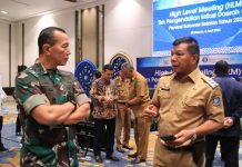 Pimpin High Level Meeting, Gubernur Sulsel Puji Tingkat Inflasi Bulukumba FOTO: Kiri Pangdam XIV/Hasanuddin, Mayjen TNI Totok Imam Santoso saat berbincang dengan Bupati Bulukumba Muchtar Ali Yusuf di Hotel Claro Makassar, Selasa, 4 April 2023.