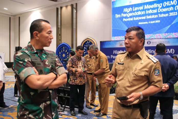 IMG-20230405-WA0185 FOTO: Kiri Pangdam XIV/Hasanuddin, Mayjen TNI Totok Imam Santoso saat berbincang dengan Bupati Bulukumba Muchtar Ali Yusuf di Hotel Claro Makassar, Selasa, 4 April 2023.