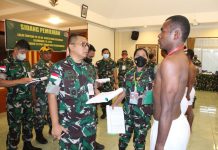 Kasrem 172/PWY: Proses Rekrutmen Prajurit TNI AD Dilakukan Secara Transparan FOTO: Kepala Staf Korem (Kasrem) 172/PWY Kolonel Inf Bayu Sudarmanto memimpin Sidang Pemilihan Calon Tamtama (Cata) PK TNI AD Reguler dan Keagamaan Gelombang I TA 2023 Sub Panda Korem 172/PWY Kodam XVII/Cenderawasih, bertempat di Aula Makorem, Abepura, Kota Jayapura, Selasa (4/4).