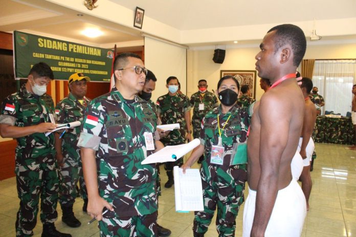 FOTO: Kepala Staf Korem (Kasrem) 172/PWY Kolonel Inf Bayu Sudarmanto memimpin Sidang Pemilihan Calon Tamtama (Cata) PK TNI AD Reguler dan Keagamaan Gelombang I TA 2023 Sub Panda Korem 172/PWY Kodam XVII/Cenderawasih, bertempat di Aula Makorem, Abepura, Kota Jayapura, Selasa (4/4).