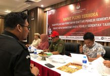 Rapat Pleno DPS, Endang Sri: Ada Penambahan 3 TPS Khusus untuk Rutan dan Lapas FOTO: KPU Kota Makassar saat menggelar rapat pleno terbuka rekapitulasi dan penetapan daftar pemilih sementara (DPS) tingkat kota Makassar pada pemilu serentak di 2024 mendatang yang berlangsung di Arthama hotel. Rabu (5/4/2023).