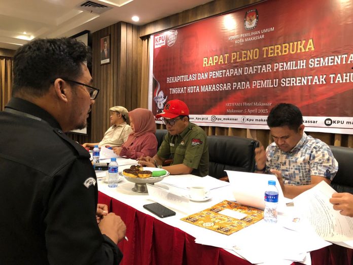 FOTO: KPU Kota Makassar saat menggelar rapat pleno terbuka rekapitulasi dan penetapan daftar pemilih sementara (DPS) tingkat kota Makassar pada pemilu serentak di 2024 mendatang yang berlangsung di Arthama hotel. Rabu (5/4/2023).