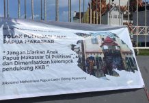 Penghuni Asrama Kamasan Minta Anak Papua di Makassar Tidak Ikut Ikutan Aksi Atas Nama HAM FOTO: Spanduk berisi penolakan aksi kelompok mahasiswa pro teroris KKB oleh anak Asrama Kamasan Papua di Makassar. (6/4)