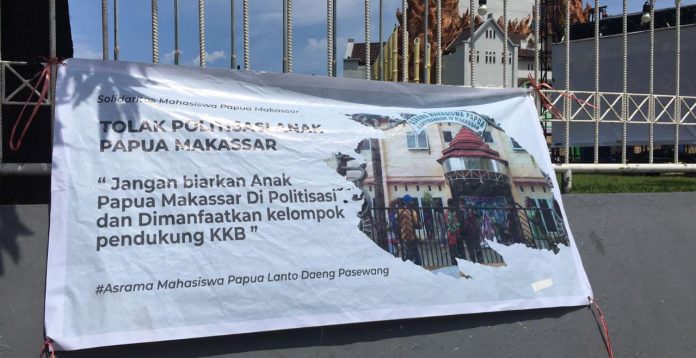 FOTO: Spanduk berisi penolakan aksi kelompok mahasiswa pro teroris KKB oleh anak Asrama Kamasan Papua di Makassar. (6/4)