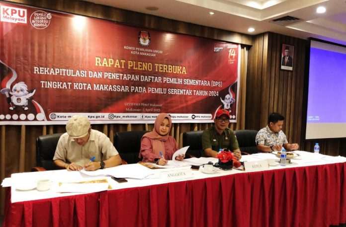 FOTO: Komisi Pemilihan Umum (KPU) menggelar rapat pleno terbuka rekapitulasi dan penetapan daftar pemilih sementara (DPS) tingkat kota Makassar pada pemilu serentak di 2024 mendatang yang berlangsung di Arthama hotel. Rabu (5/4/2023).