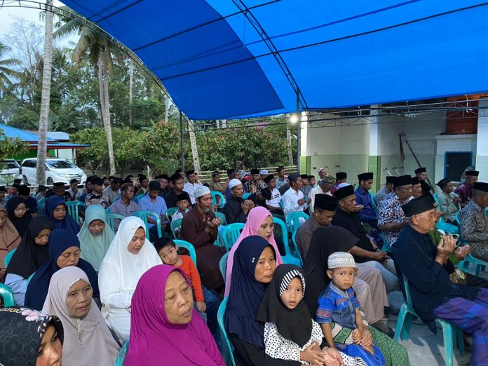 FOTO: Warga menghadiri kegiatan Safari Ramadhan Andi Abdullah Rahim Bakal Calon Bupati Luwu Utara 2024. Kegiatan berlangsung di Kecamatan Sukamaju tepatnya di desa Salulemo, Rabu (05/04).