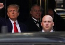 Mantan Presiden AS Donald Trump Ditahan, ini Kata Penggiat Medsos di Indonesia FOTO: Polisi AS saat menggiring Mantan Presiden AS Donald Trump di Pengadilan Kriminal Manhattan, di New York City, AS, Selasa (4/4/2023) (Properti CNBC Indonesia)
