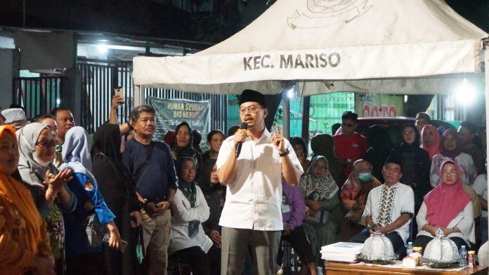 FOTO: Sekretaris KORMI Makassar, dr Udin Malik resmi membuka olahraga rekreasi masyarakat bertajuk Lantang Bangia Run Race di Kecamatan Mariso, Rabu (05/04) malam.