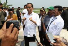 Presiden Senang Petani Tuban Gunakan Pupuk Organik, Mentan SYL: Kita Siap Memperluasnya ke Seluruh Daerah FOTO: Presiden Joko Widodo dan Menteri Pertanian Syahrul Yasin Limpo di Desa Senori, Kecamatan Merakurak, Kabupaten Tuban Kamis, 6 April 2023.
